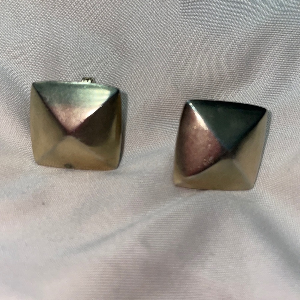 Ellen Tracy clip on square earrings